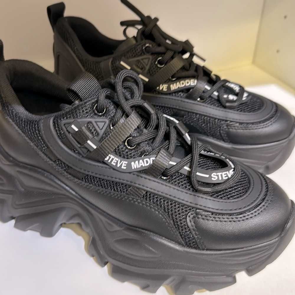 STEVE MADDEN “RECOUPE” PLATFORM BLACK SNEAKER. BRAND NEW SIZE 7. 
.